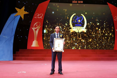 Represenative of Khanh Hoa Salangane Nests Company receives National Quality Award 2015.