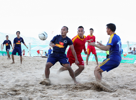 Khanh Hoa's beach football tournament 2016 kicks off