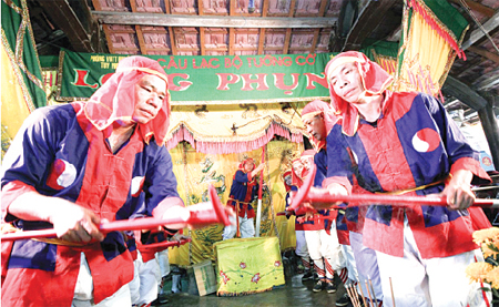 Ba Trao singing, an act showing gratitude towards “Ong Nam Hai” and solidarity of fishermen.