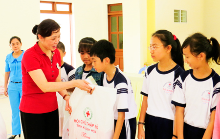 Life-jackets offered to students in Vinh Truong