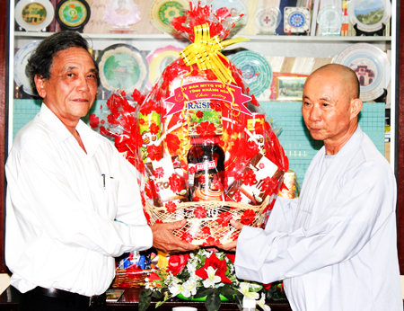 Khanh Hoa Fatherland Front's visit on Buddha's birthday