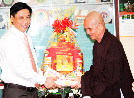 Provincial leader pays visit to Buddhist dignitaries and institutions