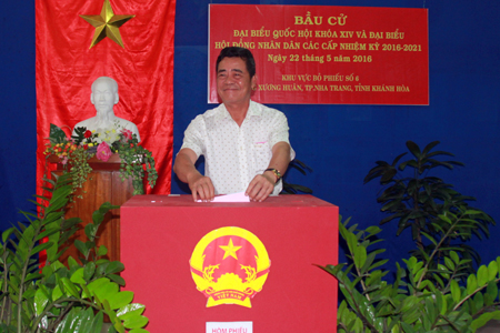 Le Thanh Quang, Central Party Committee Member, Khanh Hoa Provincial Party Committee Secretary, Chairman of the Provincial People’s Council, attends opening ceremony and casts his vote at polling station 6 in Xuong Huan Ward, Nha Trang City. (Photo: X.T)