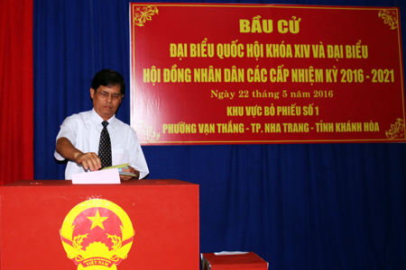 Nguyen Tan Tuan, Permanent Deputy Secretary of Khanh Hoa Provincial Party Committee, Head of the National Assembly Delegation of Khanh Hoa Province, votes at polling station 1 in Van Thang Ward, Nha Trang City. (Photo: H.L)