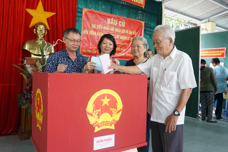 Electorate at polling station 5, Loc Tho Ward, Nha Trang City. (Photo: K.N)