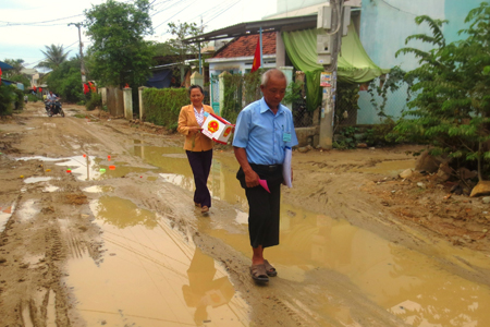 Election committee bringing ballot box to voters’ houses in Vinh Trung Commune, Nha Trang City. (Photo: M.T)