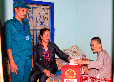 Dao Thi Nay, voter in Tri Nguyen Island, Vinh Nguyen Ward, Nha Trang City, registering vote at home. (Photo: M.H)