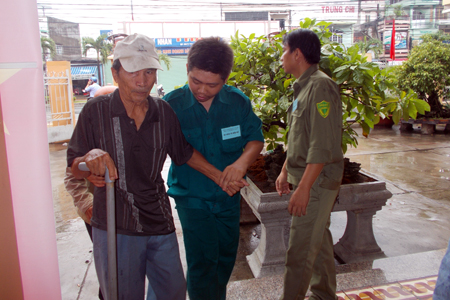 An old voter in Dien Khanh District. (Photo: K.D – H.Q)