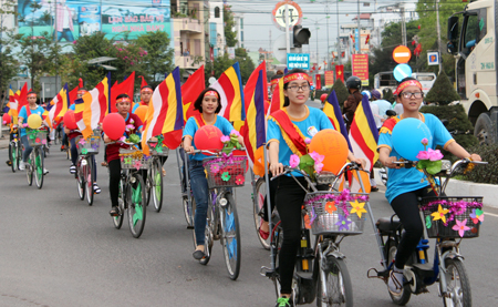 6,000 Buddhists join parade themed traffic safety