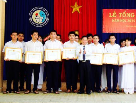 Maturity ceremony for twelfth-graders