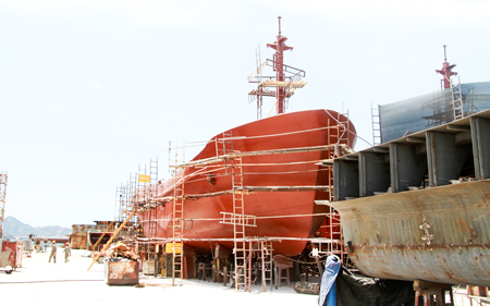 Building ships at Cam Ranh Shipyard Co., Ltd.