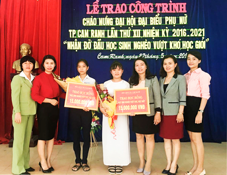 Cam Ranh City Women's Union sponsors 2 needy students