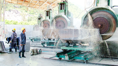 Processing granite in Van Ninh District