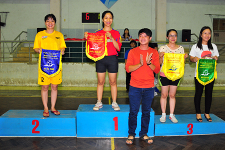 Organization board offering prizes to female teams.