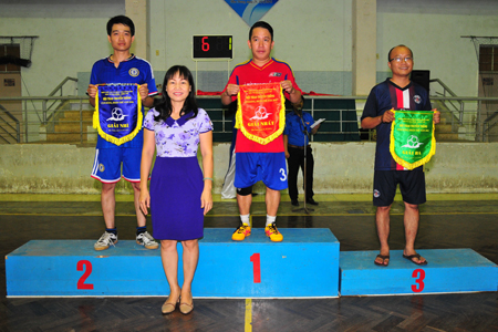 Male winning teams receiving prizes.