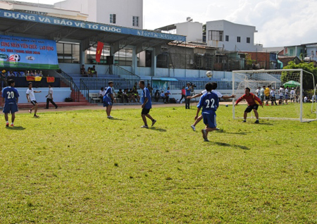 Nha Trang holds mini football tournament for labor