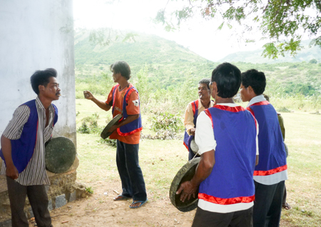 Artisans teaching Raglai youths to play “mã la”.