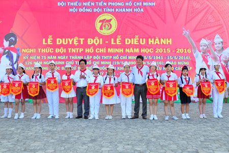  Representatives giving souvenir flags to detachments.