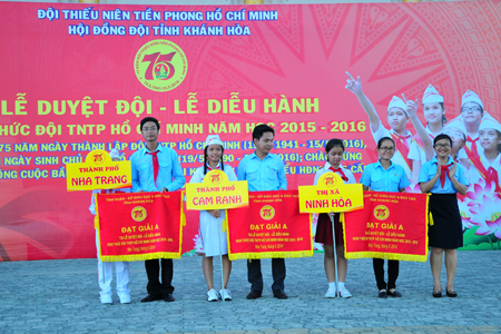  Organization board giving A prizes to detachments of localities and cities’ youth unions.