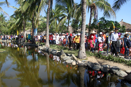 Tourists flock to Fruit Flower Mountain.