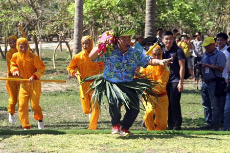 Comedian Hieu Hien joins performances.