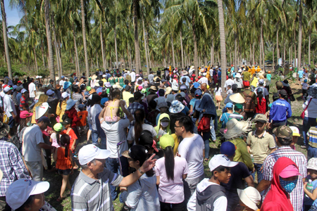 Reportedly, about more than 3,000 visitors attend Monkey Festival 2016.