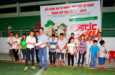  Organization board offering charity money to Khanh Hoa Provincial Social Sponsor Center.