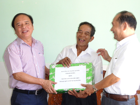 12 outstanding elders receive gifts