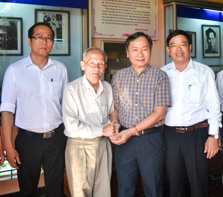 Nguyen Dac Tai (third from left), and leaders of Nha Trang City, provincial Department of Culture, Sports and Tourism taking photo with Bui Xuan Phuoc.