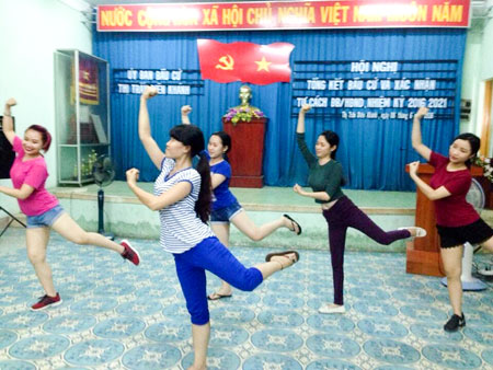 Do Nguyen Tuan Linh (front row) teaching Dancing Club’s members to dance.