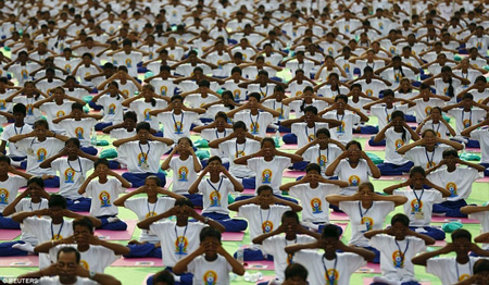  People joining yoga session in India. (Photo: Reuters)