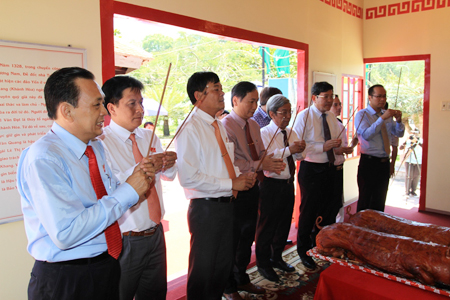 Khanh Hoa Province’s leaders burn incense at Salanganes Nest Park.