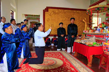 Leaders of Khanh Hoa Salangane Nests Company thurifying.