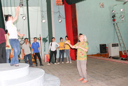 People’s Artist Dang Hung giving instructions to actors of Khanh Hoa Provincial Traditional Arts Theater.