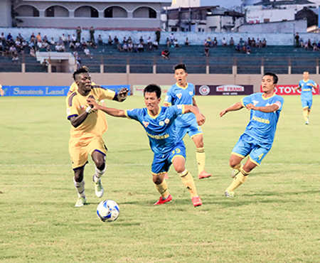 Sanna KH- BVN (in blue uniform) playing against Song Lam Nghe An 