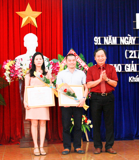 Nguyen Dac Tai giving first prizes to representatives of winners.