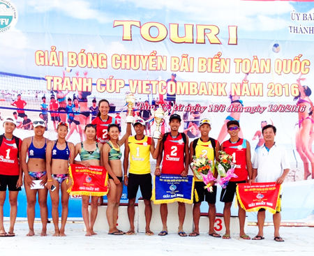 Athletes of Sanna Khanh Hoa receiving championships.