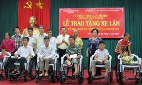 Bao Quang Pagoda makes wheelchair donation