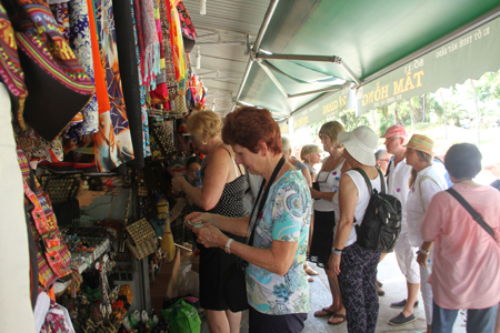 Foreign tourist shopping in Nha Trang