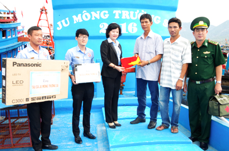 Fisherman awarded for saving lives at sea and overcoming difficulties to continue fishing