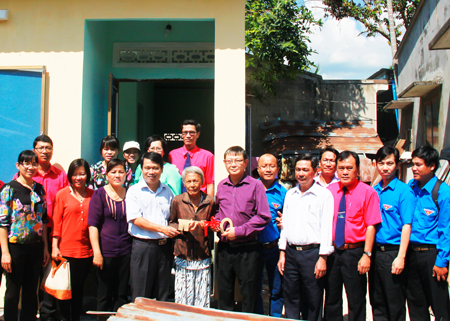 Khanh Hoa Newspaper in association with Yasaka-Saigon-Nhatrang Hotel handing house over to Tran Thi Kim Huong (Suoi Cat Commnune, Cam Lam District)