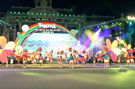 Children performed many singing and dancing items.