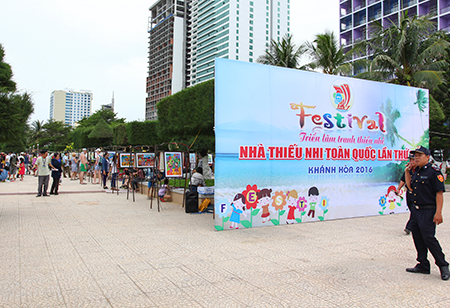 Exhibition of children's pictures over the country