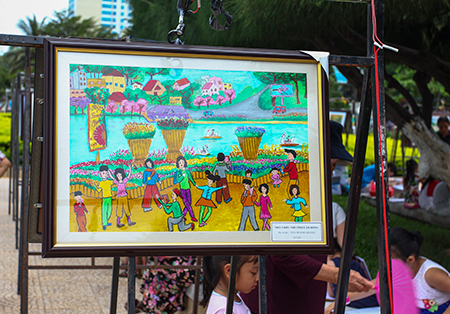 Children from Lam Dong paint a colorful picture of Xuan Huong Lake and people by the lake.