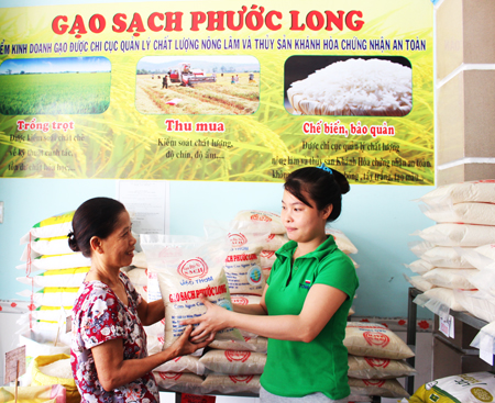 Buying rice at Phuoc Long rice store