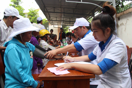200 gifts for residents in To Hap Town