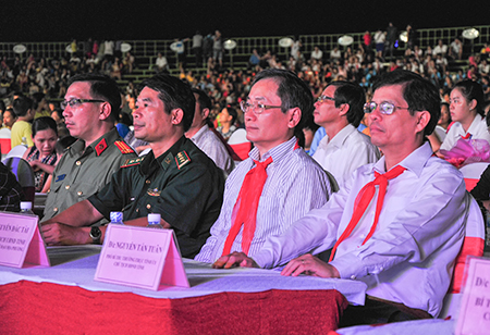 Leaders of Khanh Hoa Province at ceremony.