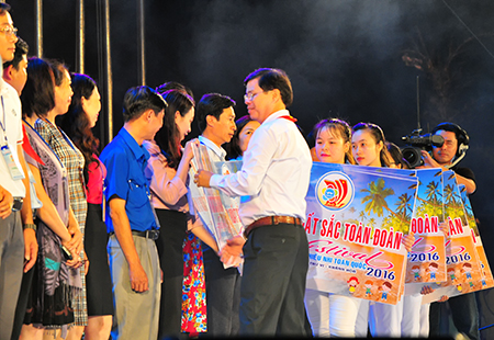 Nguyen Tan Tuan, Permanent Deputy Secretary of Khanh Hoa Provincial Party Committee, Chairman of Khanh Hoa Provincial People’s Council, giving units whole-group awards of excellence.