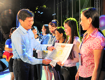 Nguyen Long Hai, Secretary of Youth Union Central Committee, Chairman of the Central Council of Young Pioneer Organization, festival’s Steering Committee Head, offering awards to units having excellent performances in art event.