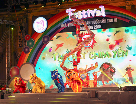 Performance of Phuoc Tho Duong unicorn – lion – dragon dancing team.